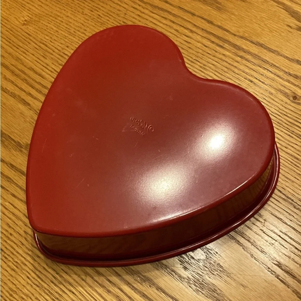 Heart Shaped Cake Pan and Mixing Bowl Set EUC